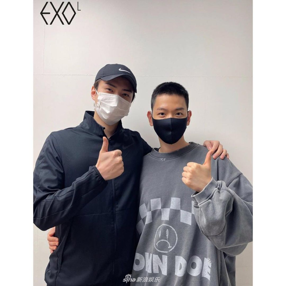 組圖：EXO邊伯賢入伍吳世勳送行 摸頭照的人越來越少