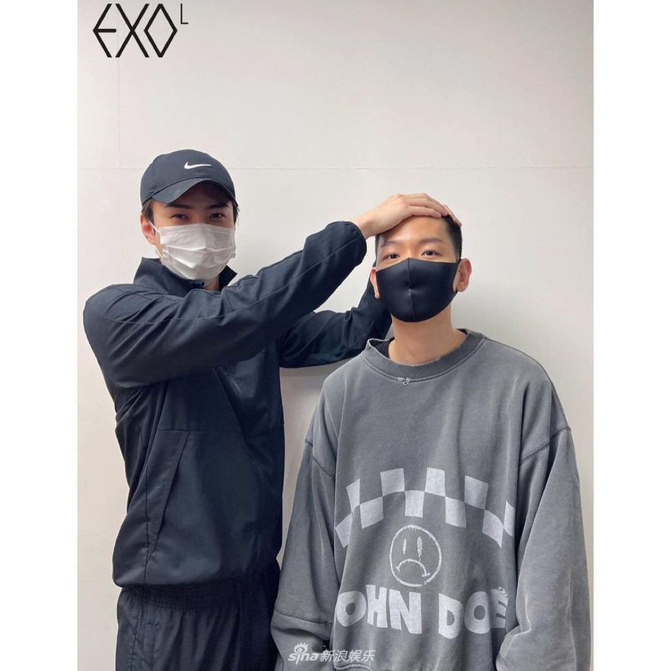 組圖：EXO邊伯賢入伍吳世勳送行 摸頭照的人越來越少