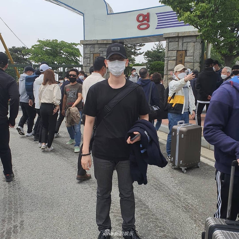 组图：EXO边伯贤入伍现场被拍 穿短袖挎大揹包样子乖