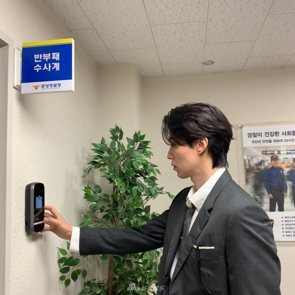 組圖：李棟旭公開新劇幕後亂用臉 毛巾蓋頭一秒變長髮