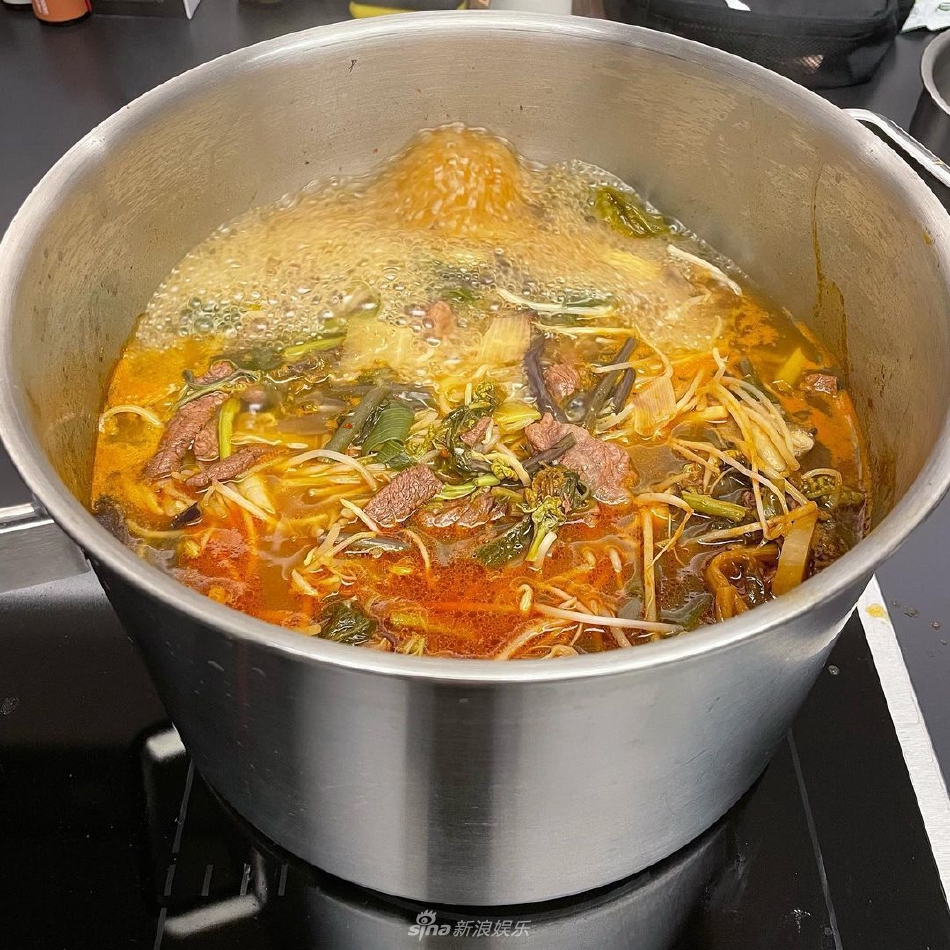 组图：孙艺珍孕期下厨晒做饭成果 深夜发美食照说抱歉
