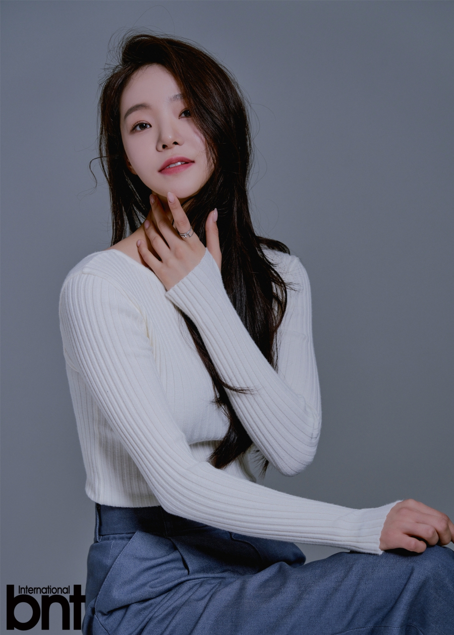 组图：韩女星李有珍拍写真 百变造型演绎清纯与成熟魅力