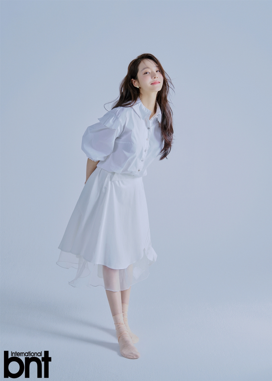 组图：韩女星李有珍拍写真 百变造型演绎清纯与成熟魅力