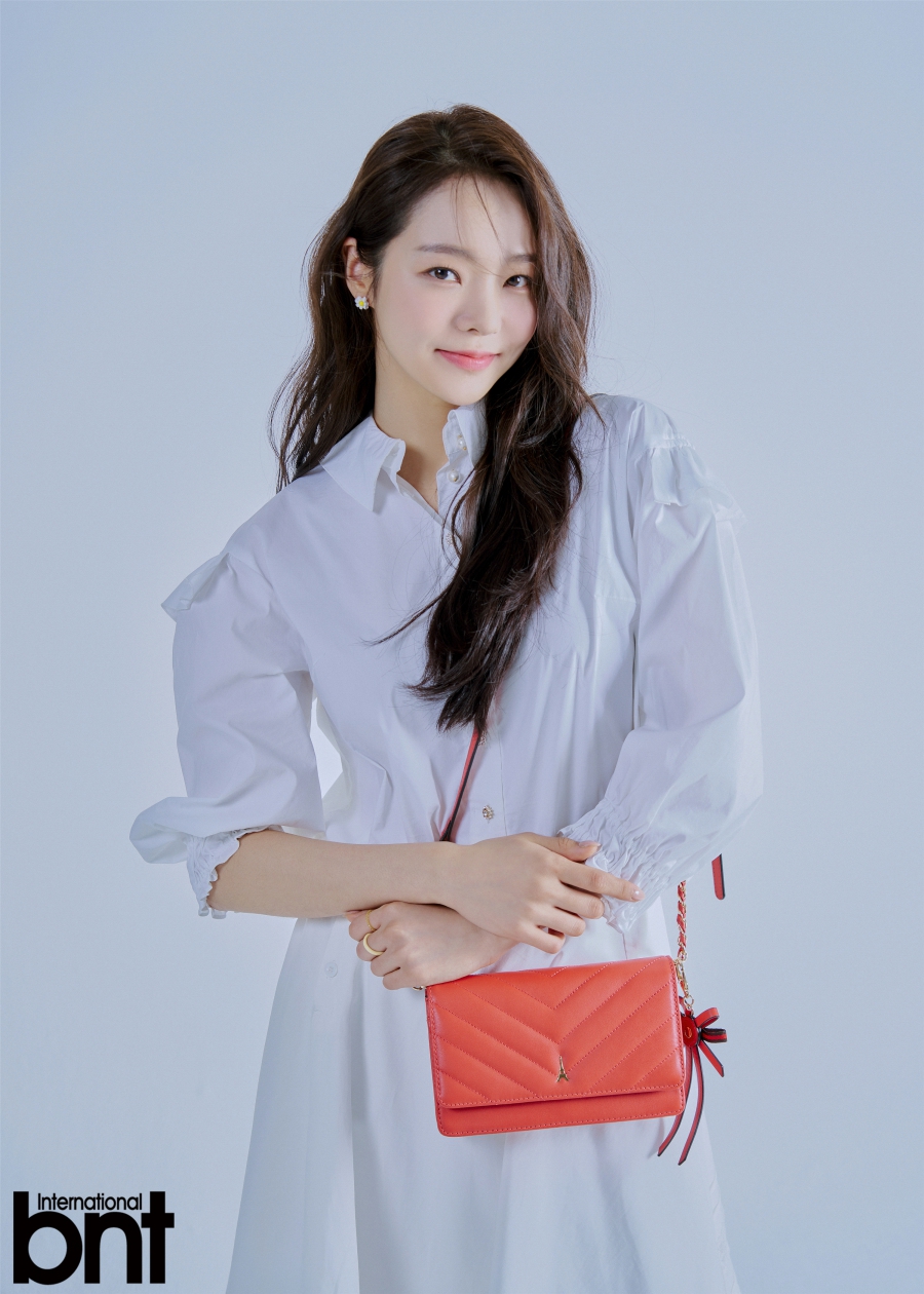 组图：韩女星李有珍拍写真 百变造型演绎清纯与成熟魅力