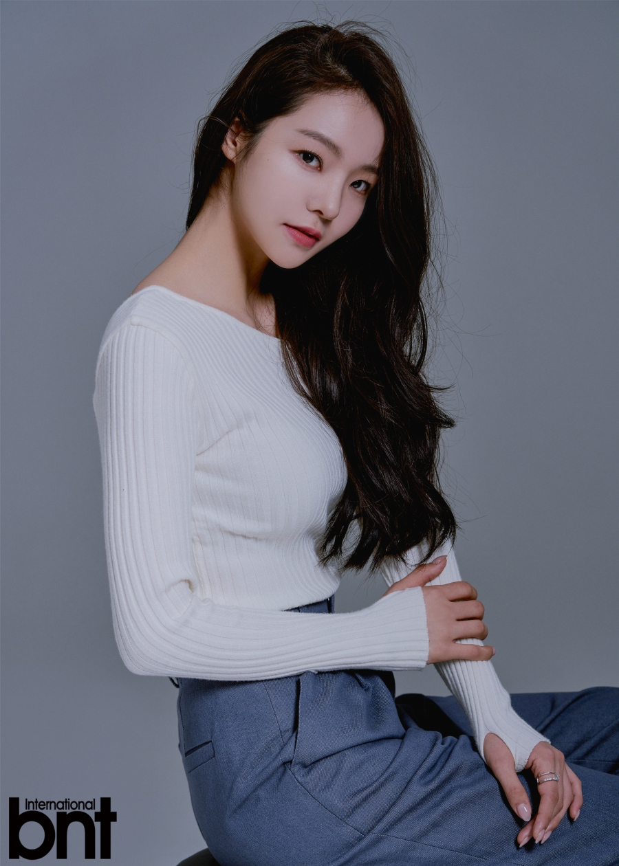 组图：韩女星李有珍拍写真 百变造型演绎清纯与成熟魅力