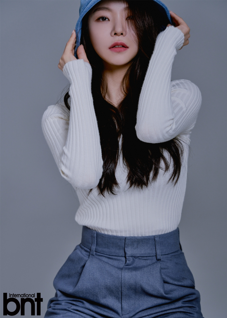 组图：韩女星李有珍拍写真 百变造型演绎清纯与成熟魅力