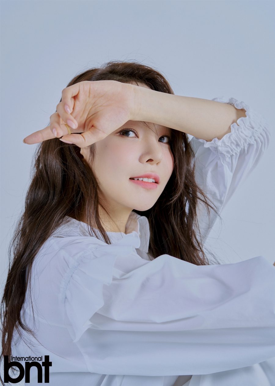 组图：韩女星李有珍拍写真 百变造型演绎清纯与成熟魅力