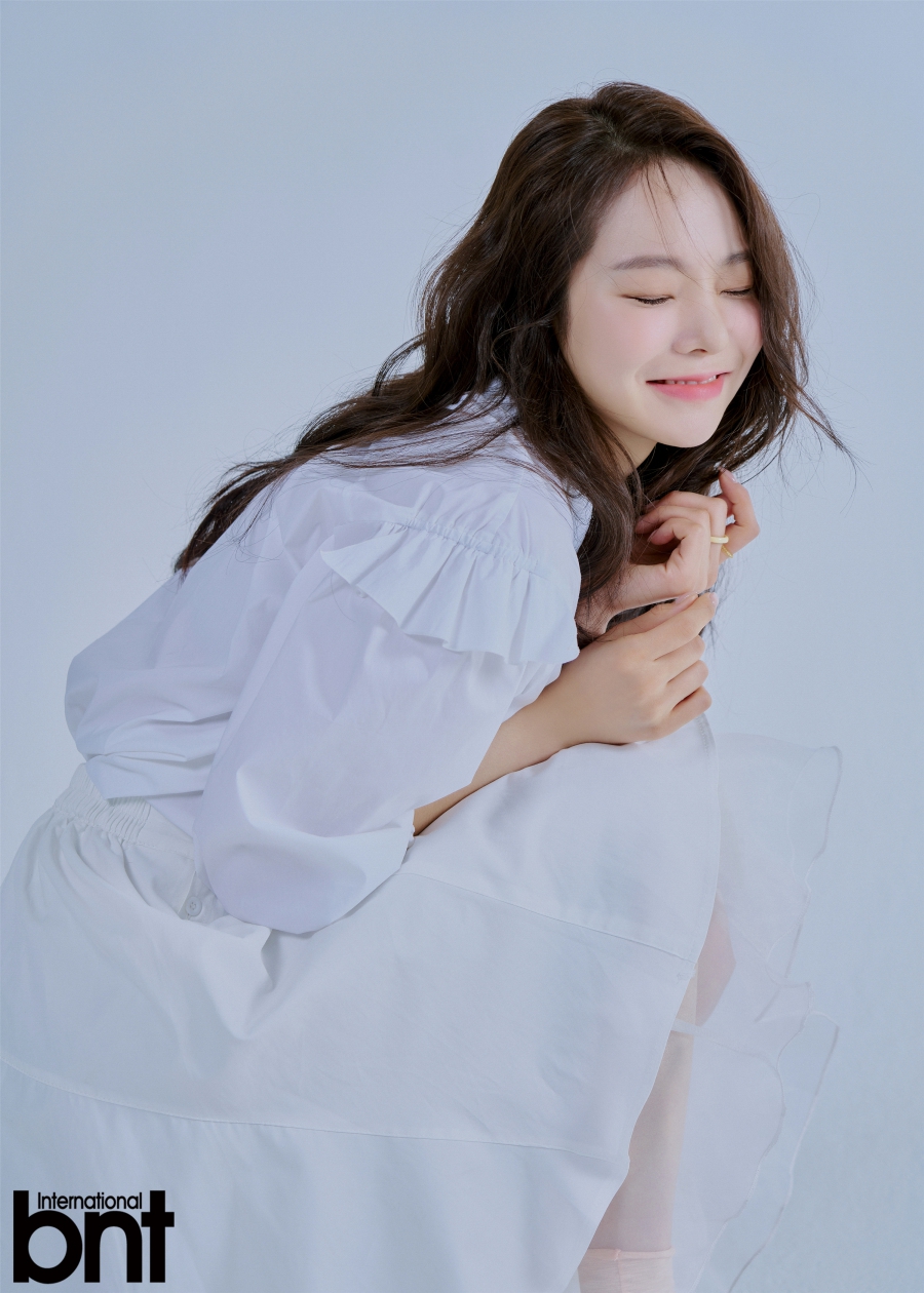 组图：韩女星李有珍拍写真 百变造型演绎清纯与成熟魅力