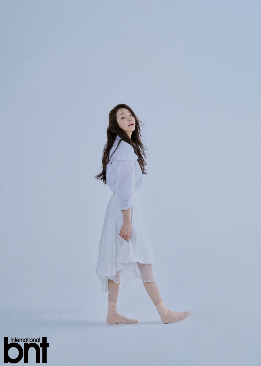 组图：韩女星李有珍拍写真 百变造型演绎清纯与成熟魅力