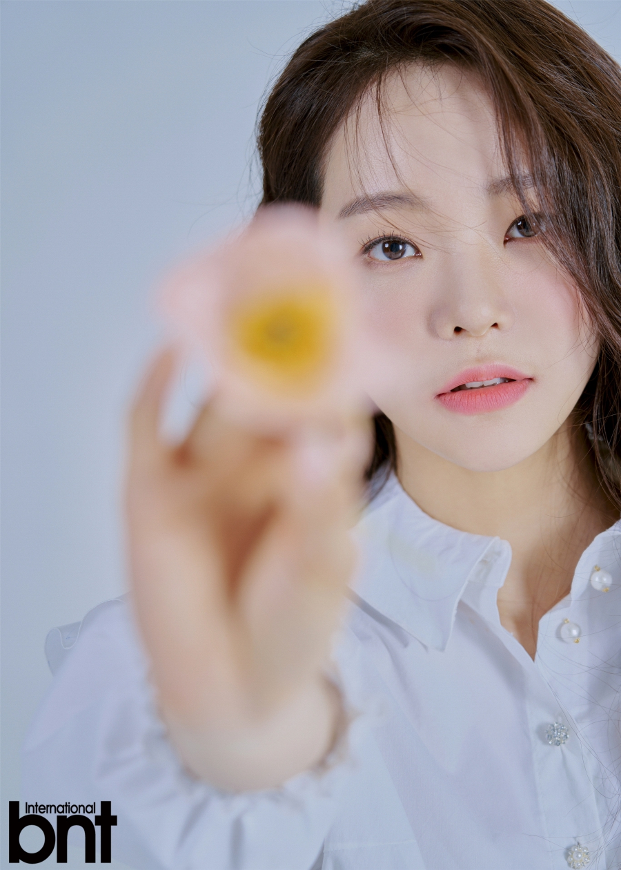 组图：韩女星李有珍拍写真 百变造型演绎清纯与成熟魅力