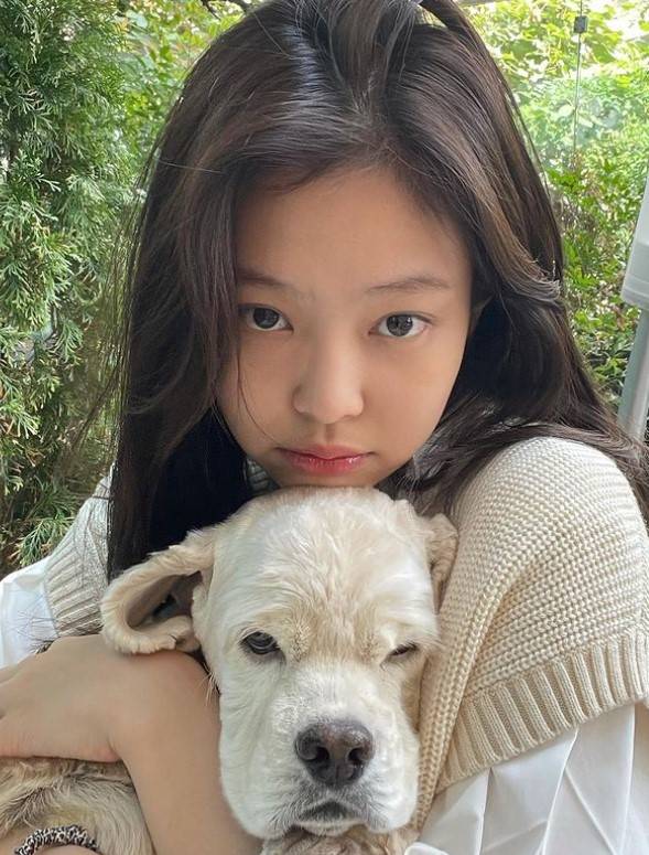 組圖：JENNIE抱狗合影穿同色毛衣 寵物犬表情呆萌可愛
