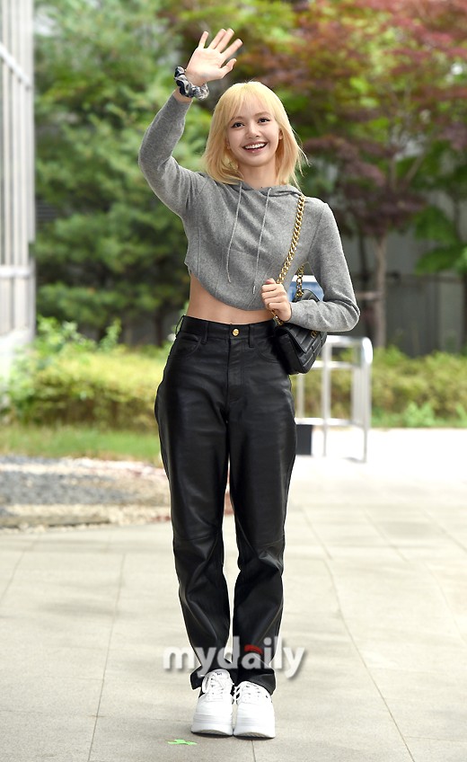 組圖：Lisa飛赴法國巴黎時裝週 穿灰色帽衫小露纖腰