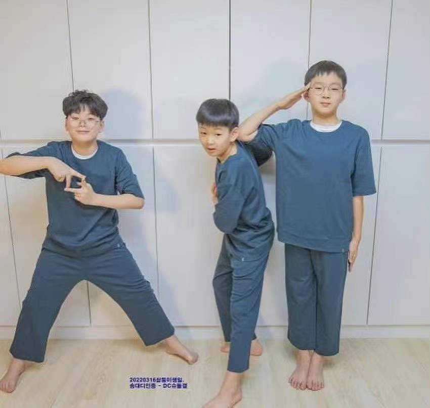 组图：宋家三胞胎十岁庆生照公开 健康快乐地长大了