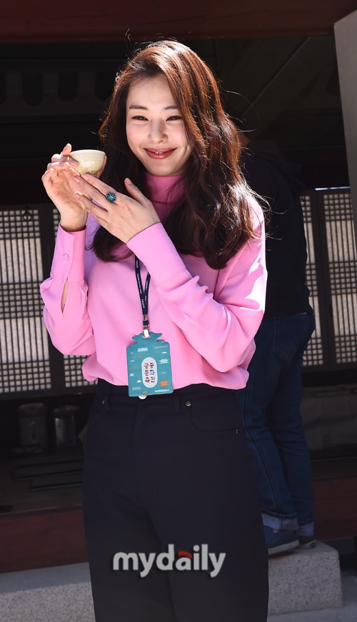 组图:韩星李哈妮出席宫廷文化庆典 端杯品尝茶饮