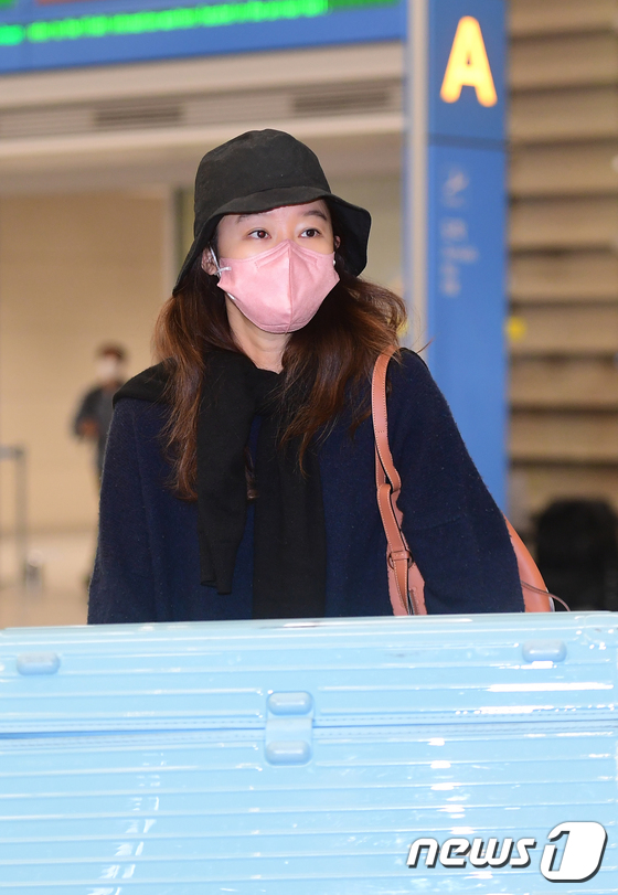 组图：孔晓振婚后独自回国拍剧 穿婚礼同款鞋现身机场