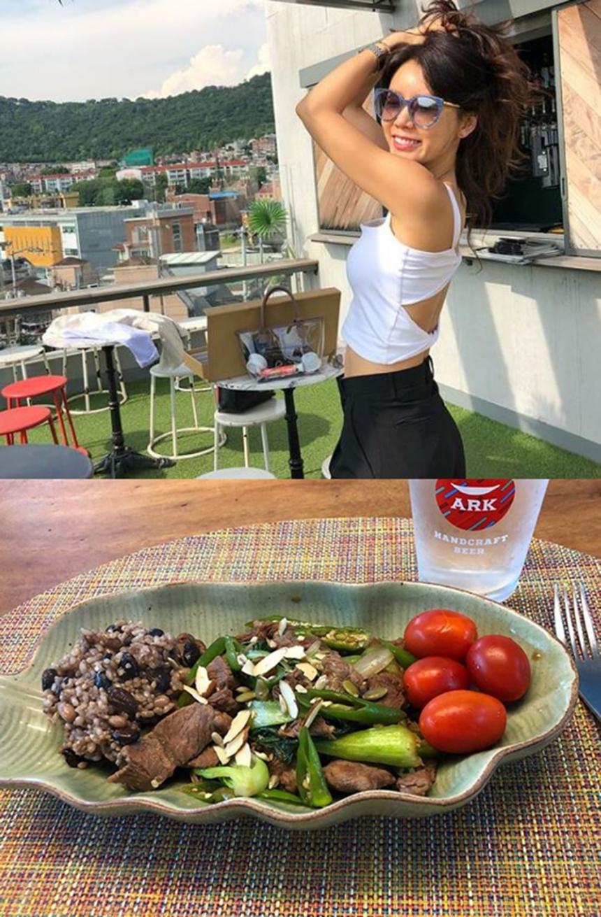 组图:42岁安善英减重10kg 美胸长腿身材傲人