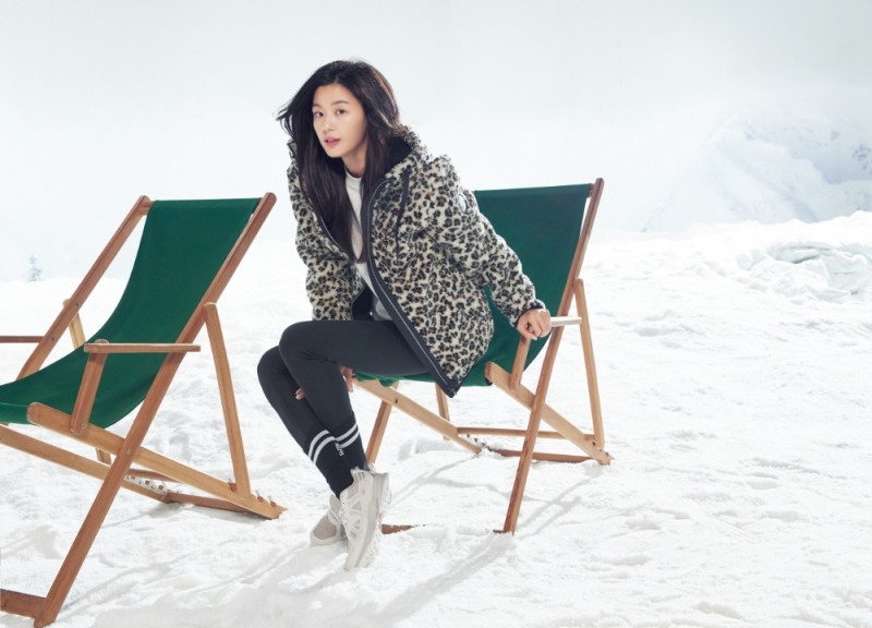 组图：全智贤拍冬季宣传写真 穿羽绒服似《星你》时期