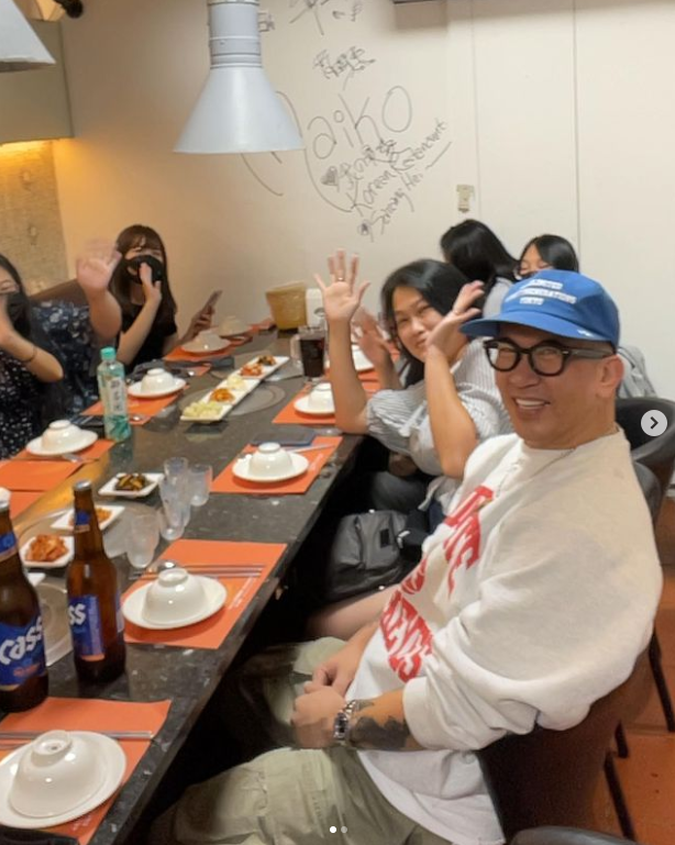 組圖：具俊曄請女粉絲吃飯拍大合照 幫忙倒酒氣氛融洽