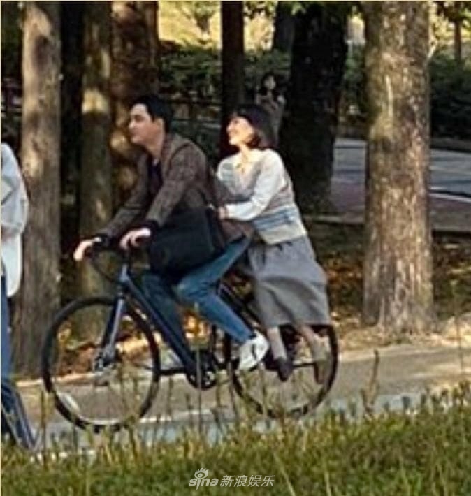 组图：韩版不能说的祕密路透照 都暻秀骑自行车载女生
