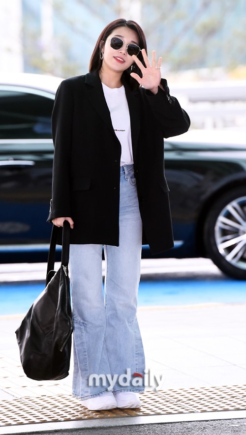 组图:apink郑恩地机场启程飞往美国 t恤牛仔裤造型简约