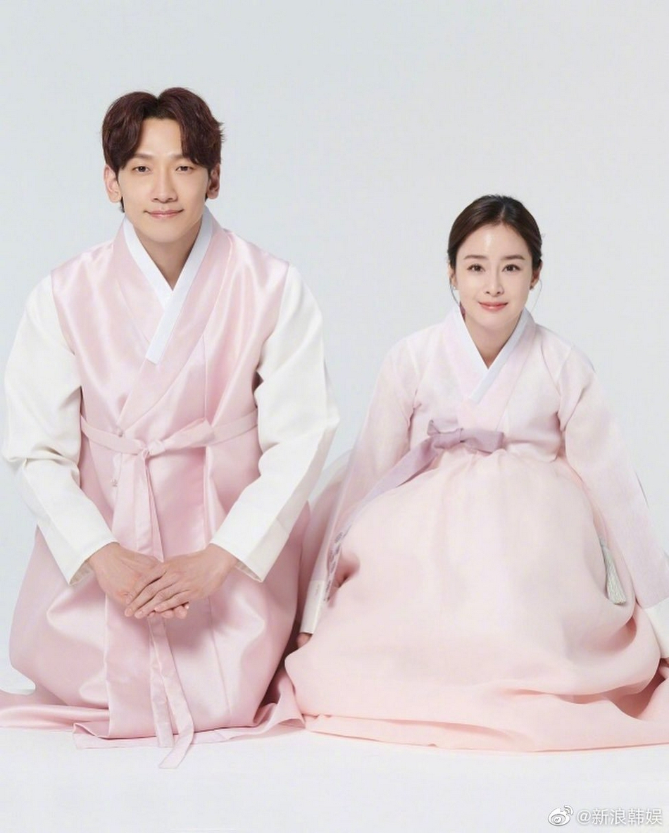 组图：Rain金泰希牵手散步画面甜 结婚近5年感情浓