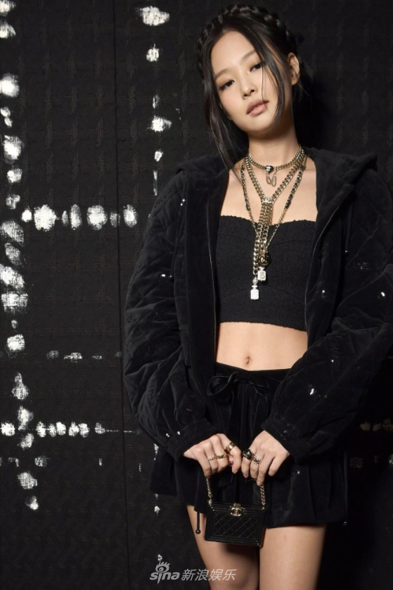 組圖：JENNIE巴黎時裝週頭排看秀 編髮造型場外送飛吻