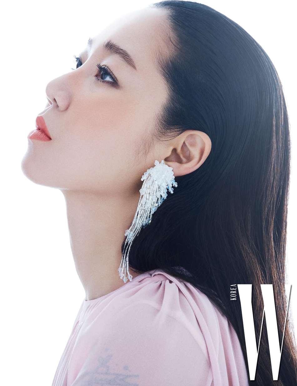 组图:孔孝真登时尚杂志拍写真 无惧特写肌肤无暇