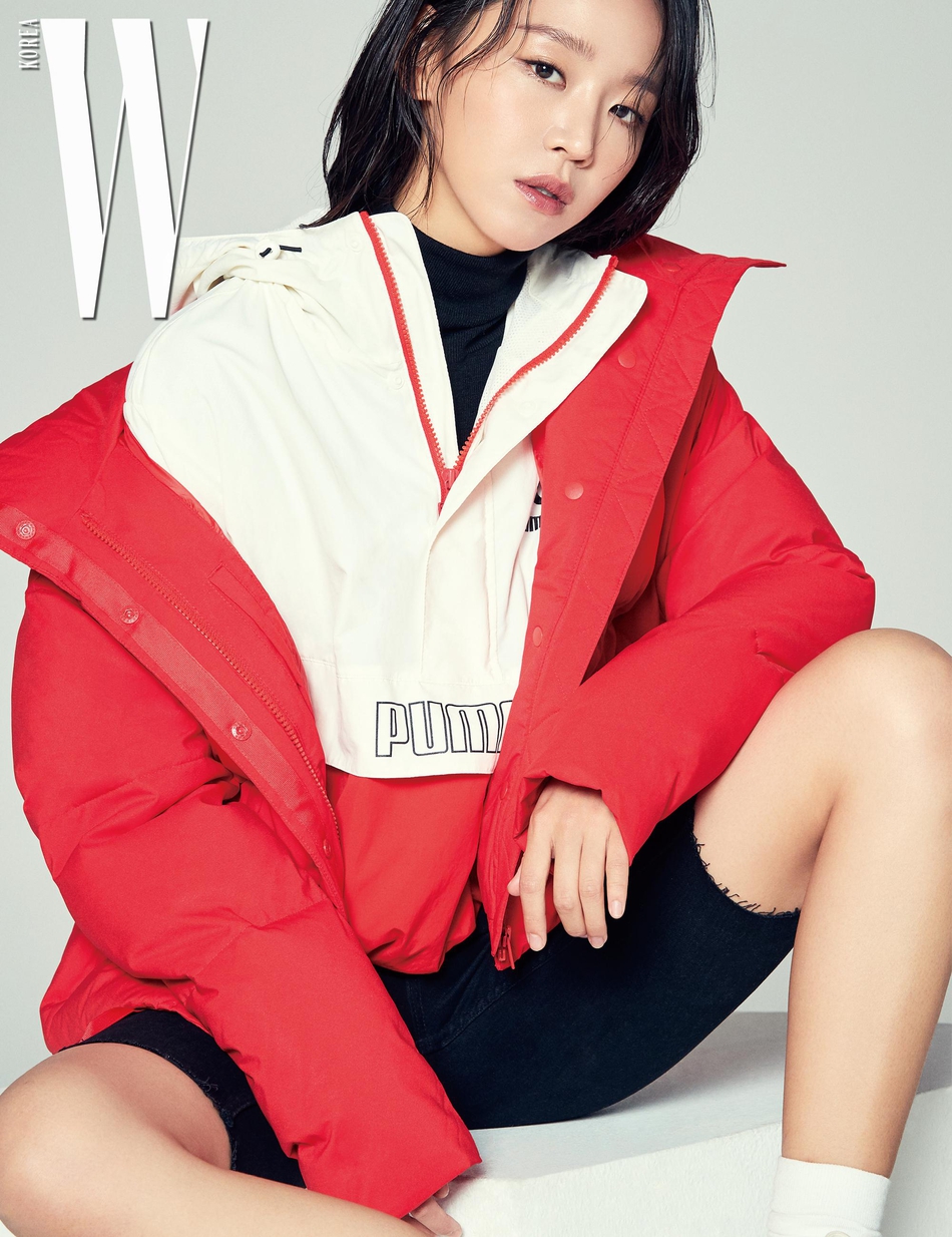 在画报中,申惠善穿上羽绒夹克内搭宽松款卫衣及透视装迭层短裙增添了