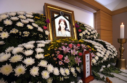 組圖：36歲韓星吳仁惠搶救無效死亡 葬禮現場鋪滿鮮花