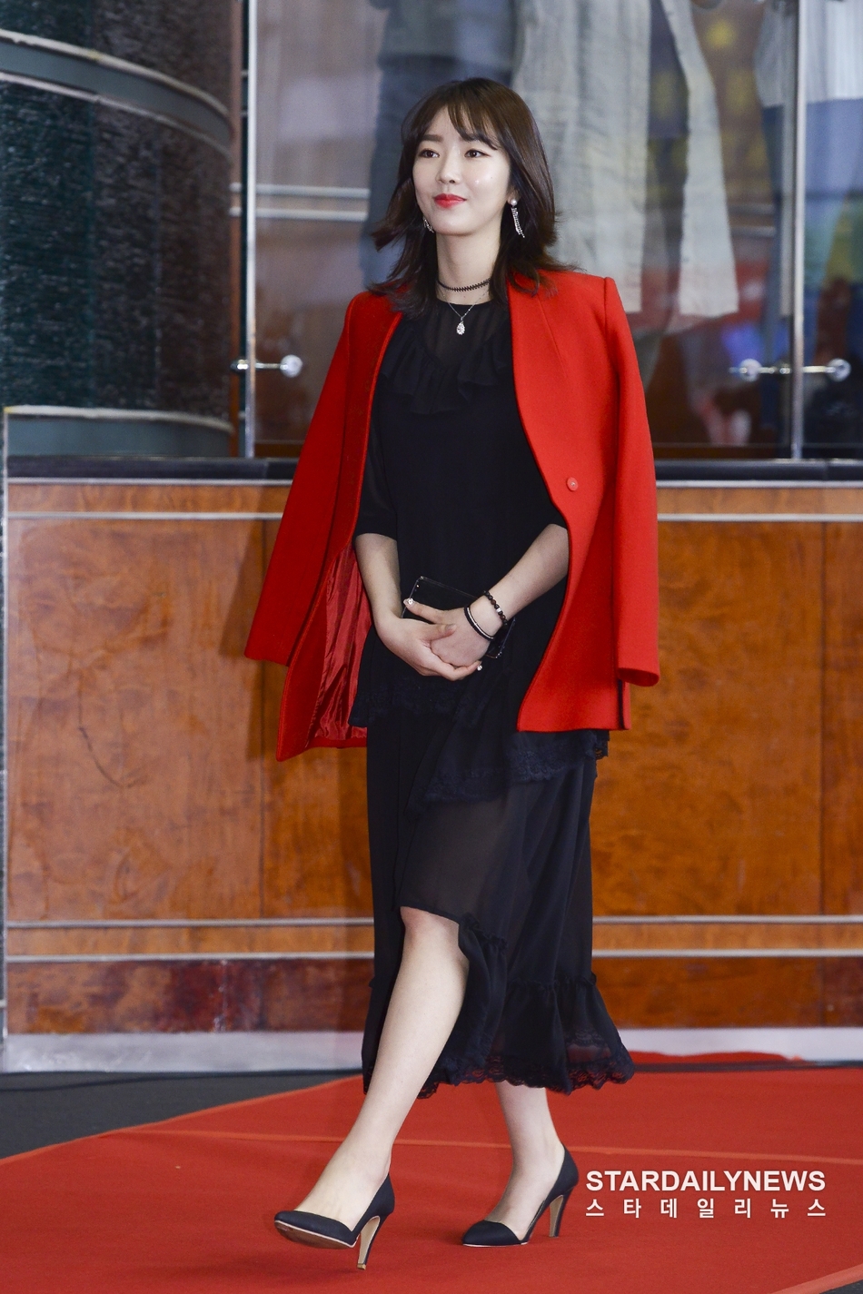 组图:《小苹果》mv女主裴涩琪亮相 披红衣变成熟