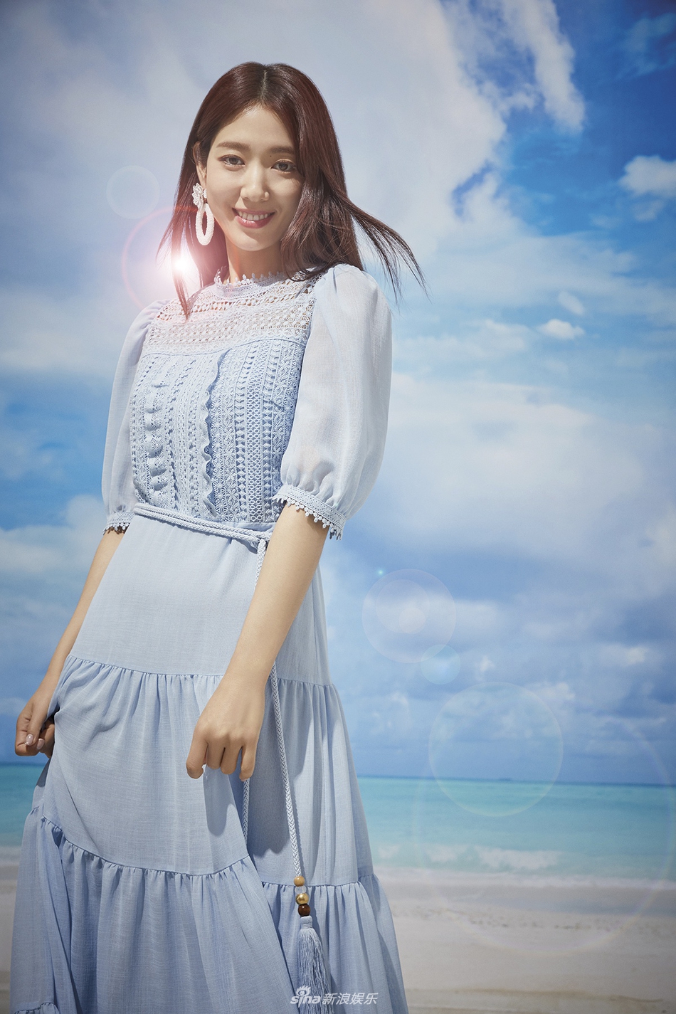組圖：樸信惠拍夏季宣傳寫真 PS海邊背景特效太假