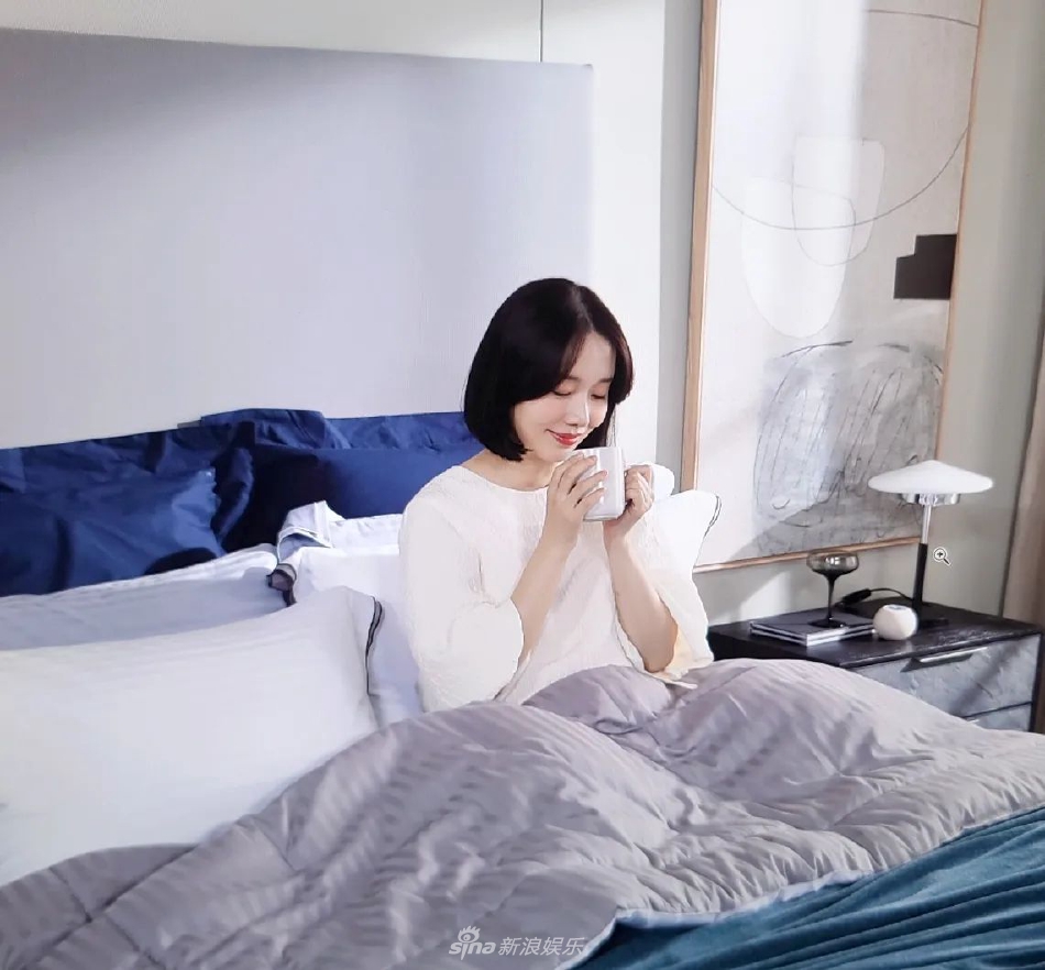 组图：准妈妈李贞贤孕肚明显 与好友聚餐喝果汁