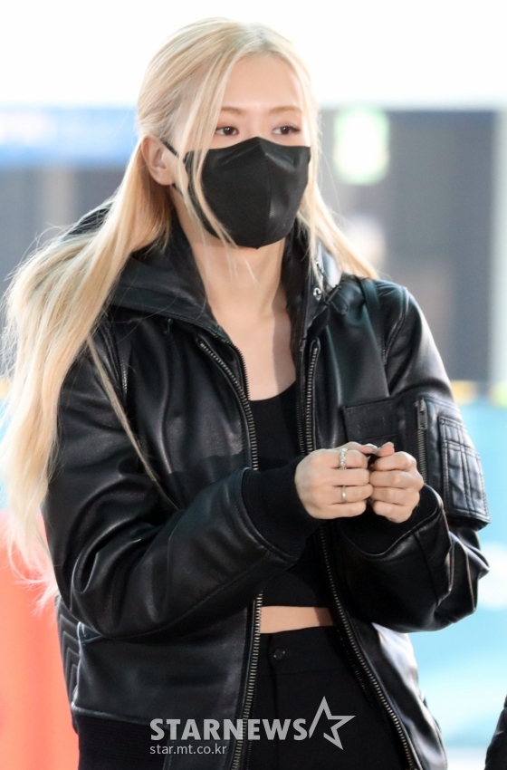 组图：BLACKPINK出发飞往美国巡演 成员黑白造型穿很暖