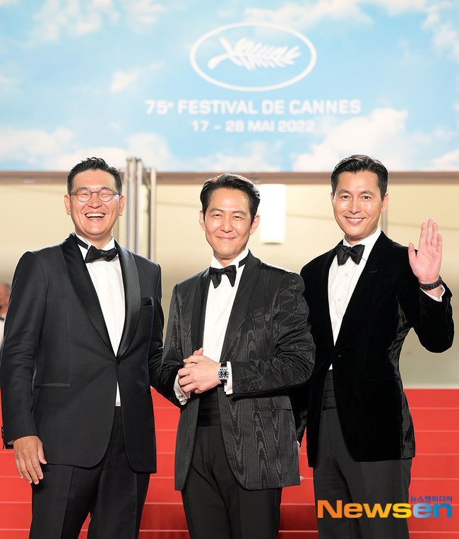 組圖：李政宰導演處女作入圍戛納 攜鄭雨盛等亮相紅毯