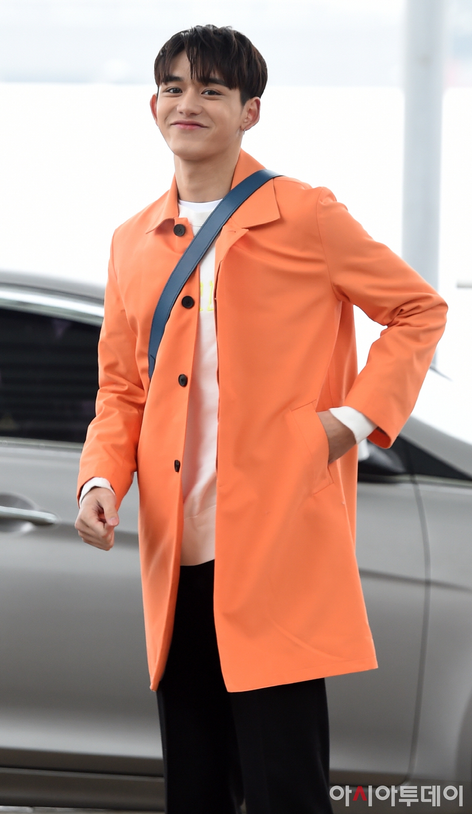 组图奔跑吧新成员黄旭熙现机场橙色外套显皮肤黝黑