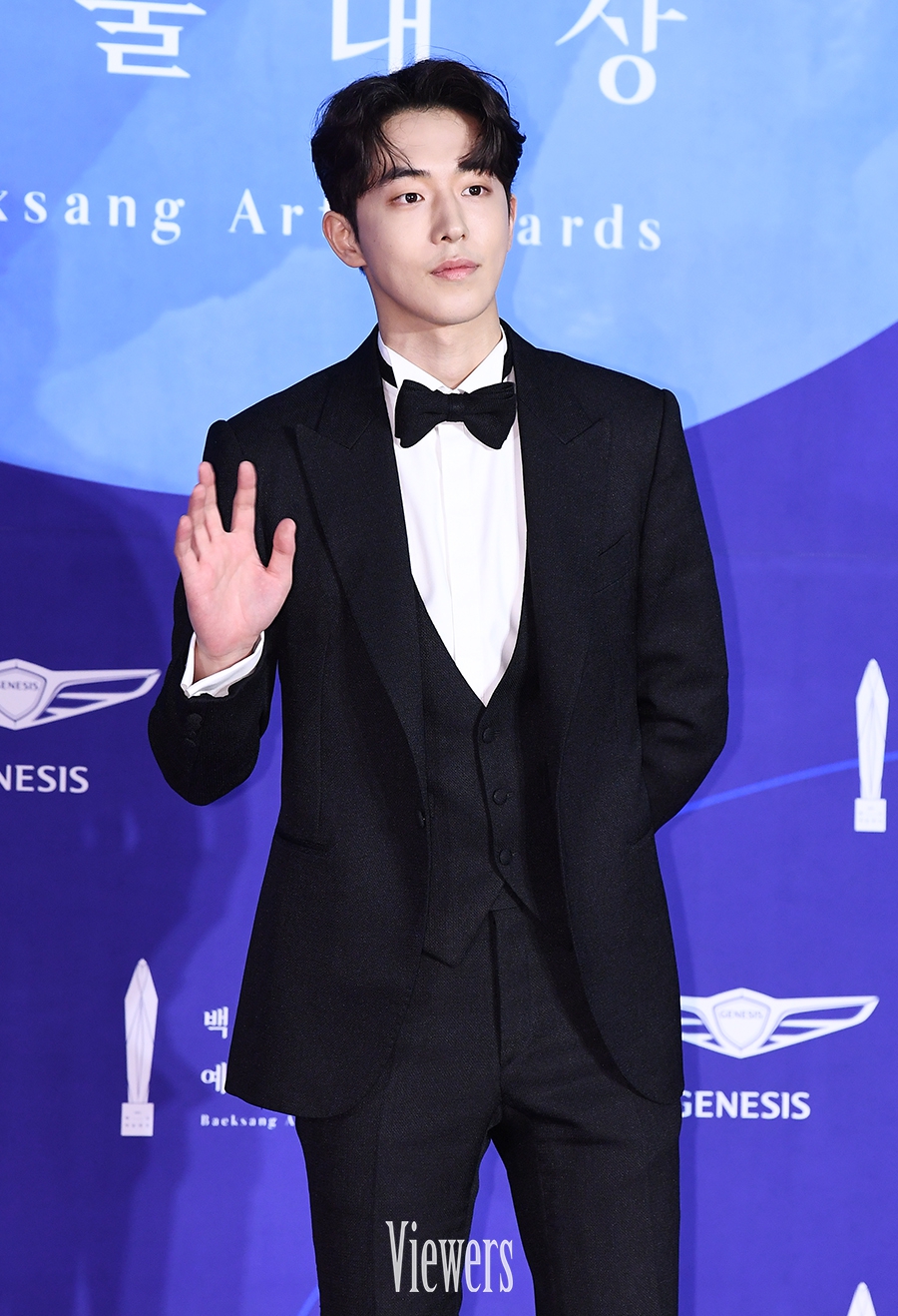 组图:南柱赫亮相百想红毯 穿西装身材比例修长