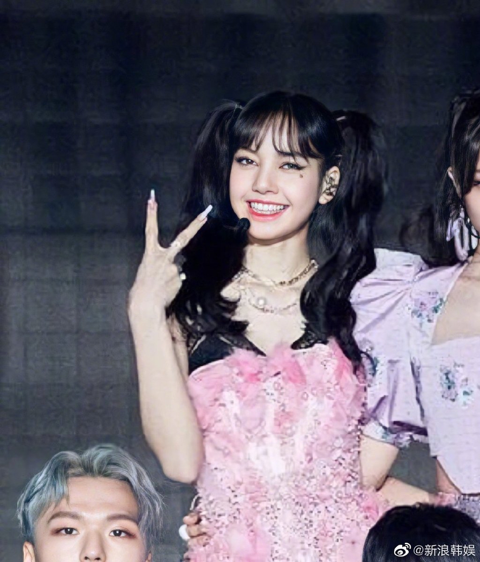 組圖：Lisa雙馬尾造型粉嫩似芭比娃娃 淚痣妝美豔