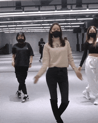 組圖：少女時代林允兒練舞秀曲線 與李俊昊牽手動作撩人