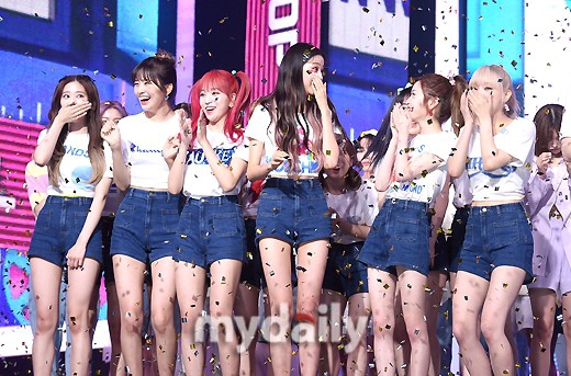 組圖：韓女團IZONE登打歌舞臺奪冠 穿白T恤短褲活力四射