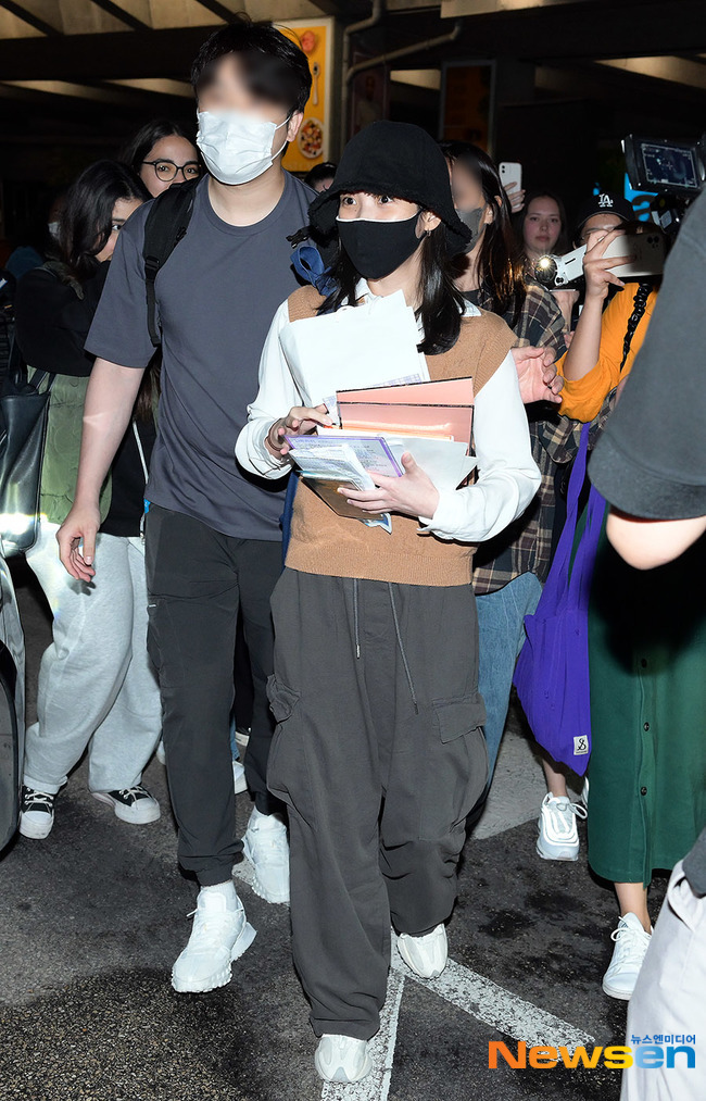 組圖：《掮客》劇組抵達戛納 宋康昊姜棟元IU現身