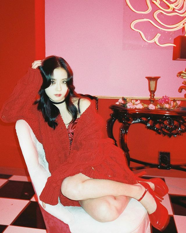 組圖：BLACKPINK金智秀演繹新年紅 黑髮配紅脣復古又嬌俏