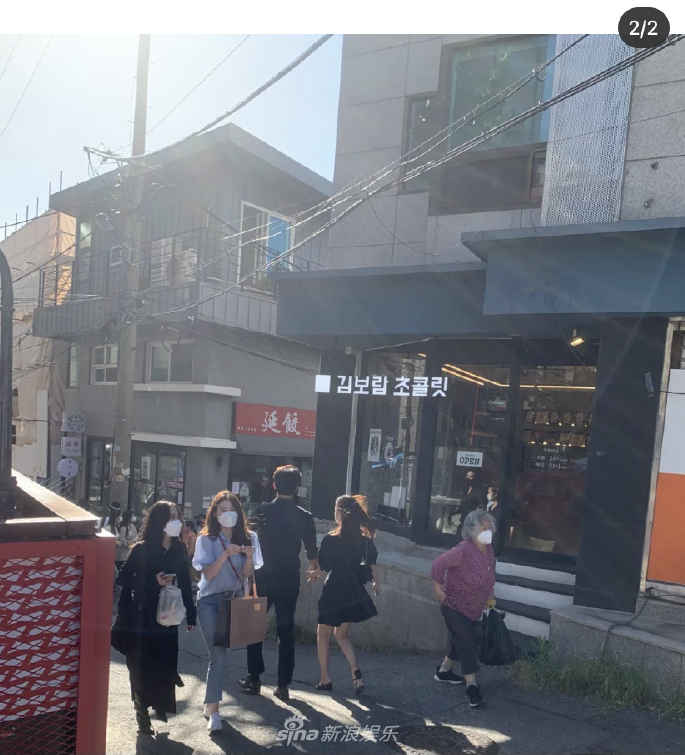 组图：玉泽演牵手圈外女友逛街被拍 穿情侣黑衣背影甜蜜