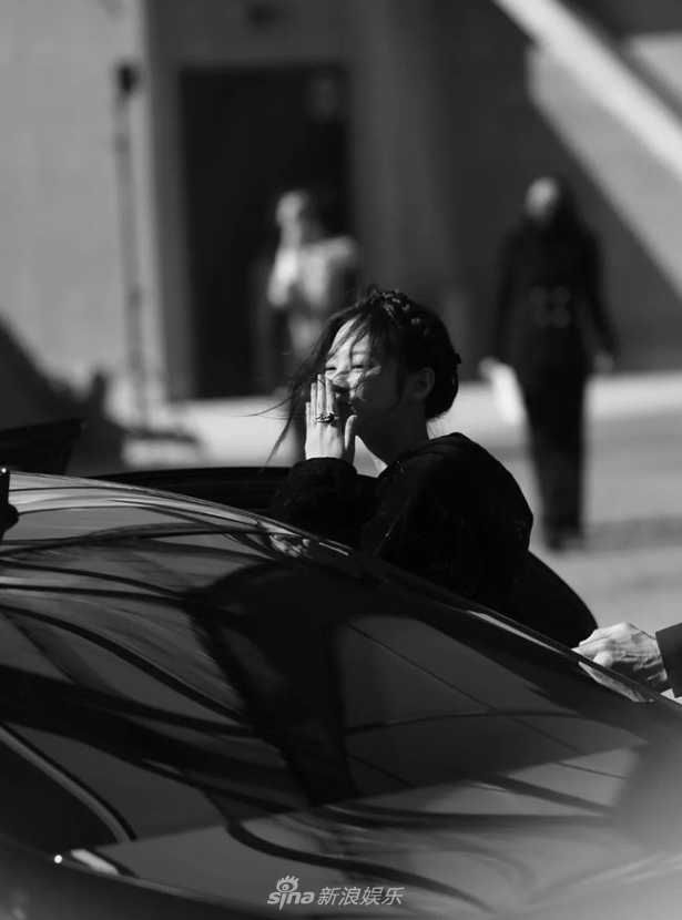 組圖：JENNIE巴黎時裝週頭排看秀 編髮造型場外送飛吻