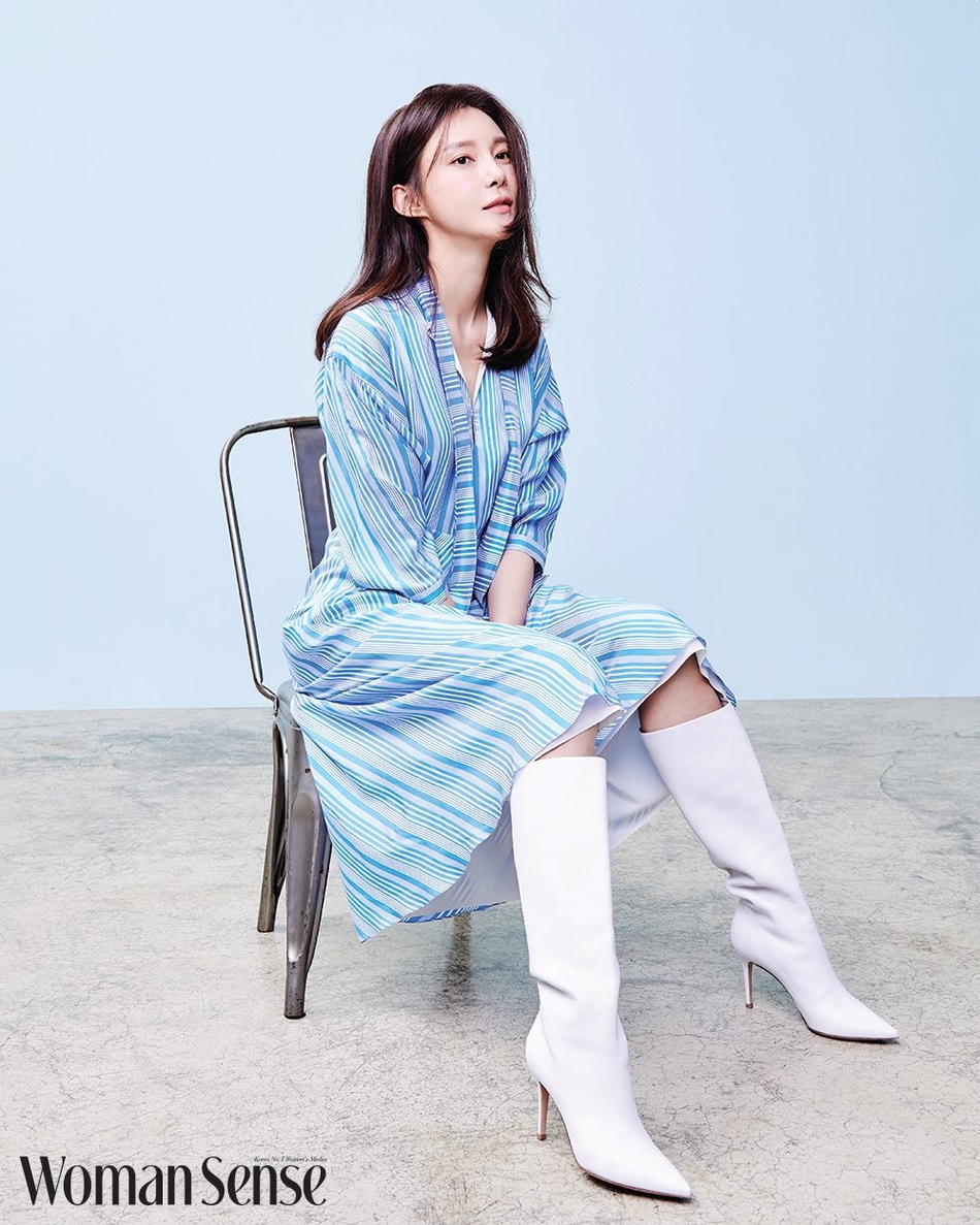 组图:辣妈车艺莲登时尚杂志封面 产后一年恢复如初