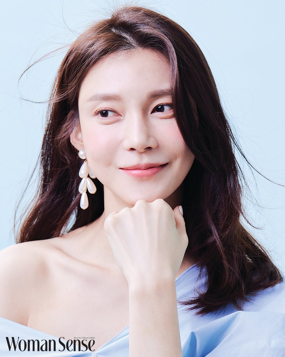 组图:辣妈车艺莲登时尚杂志封面 产后一年恢复如初