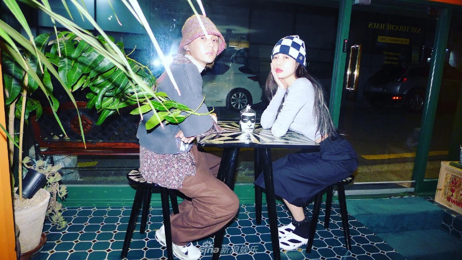 组图：泫雅晒情侣约会照秀恩爱 甜蜜亲吻未婚夫金晓钟