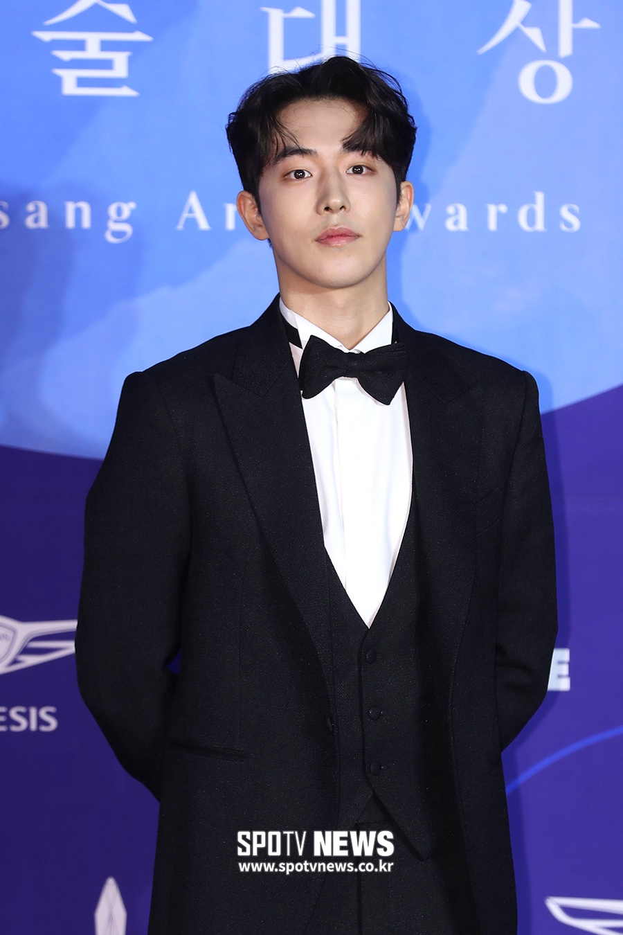 组图:南柱赫亮相百想红毯 穿西装身材比例修长