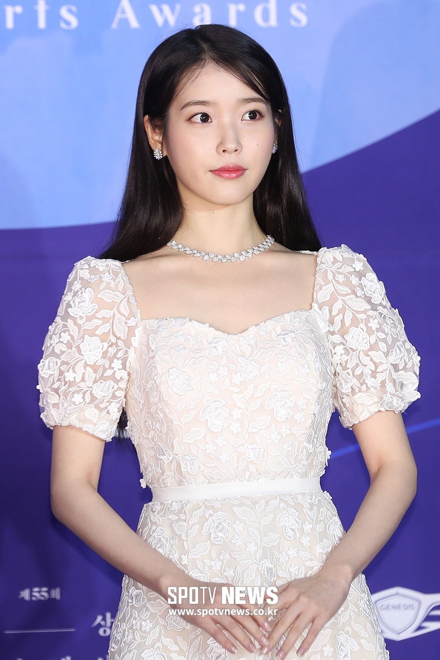 组图:iu一身白裙亮相百想红毯 将角逐最佳女主角