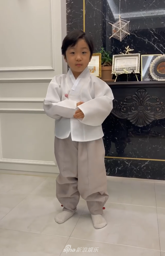 組圖：蔡琳高梓淇兒子穿韓服過中秋 對鏡頭跪拜行大禮