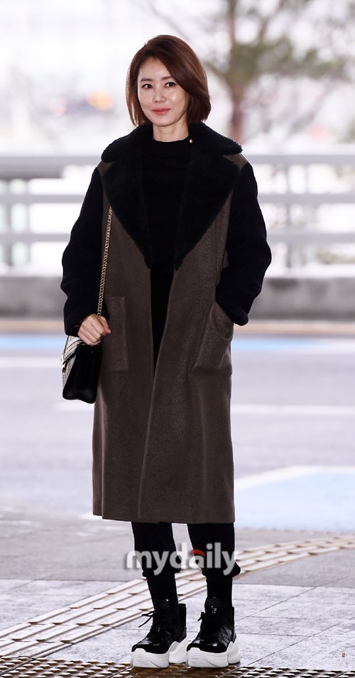 组图:51岁美魔女金成玲飞赴香港mama 淡妆皮肤紧致惹人羡